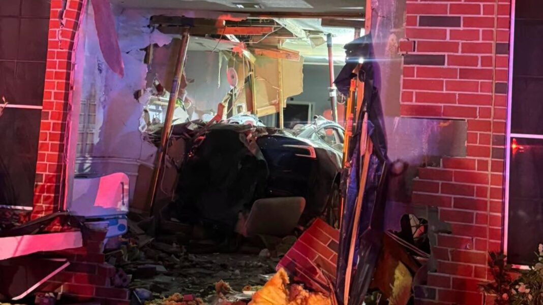 Tesla se estrella contra una casa y mata a una mujer