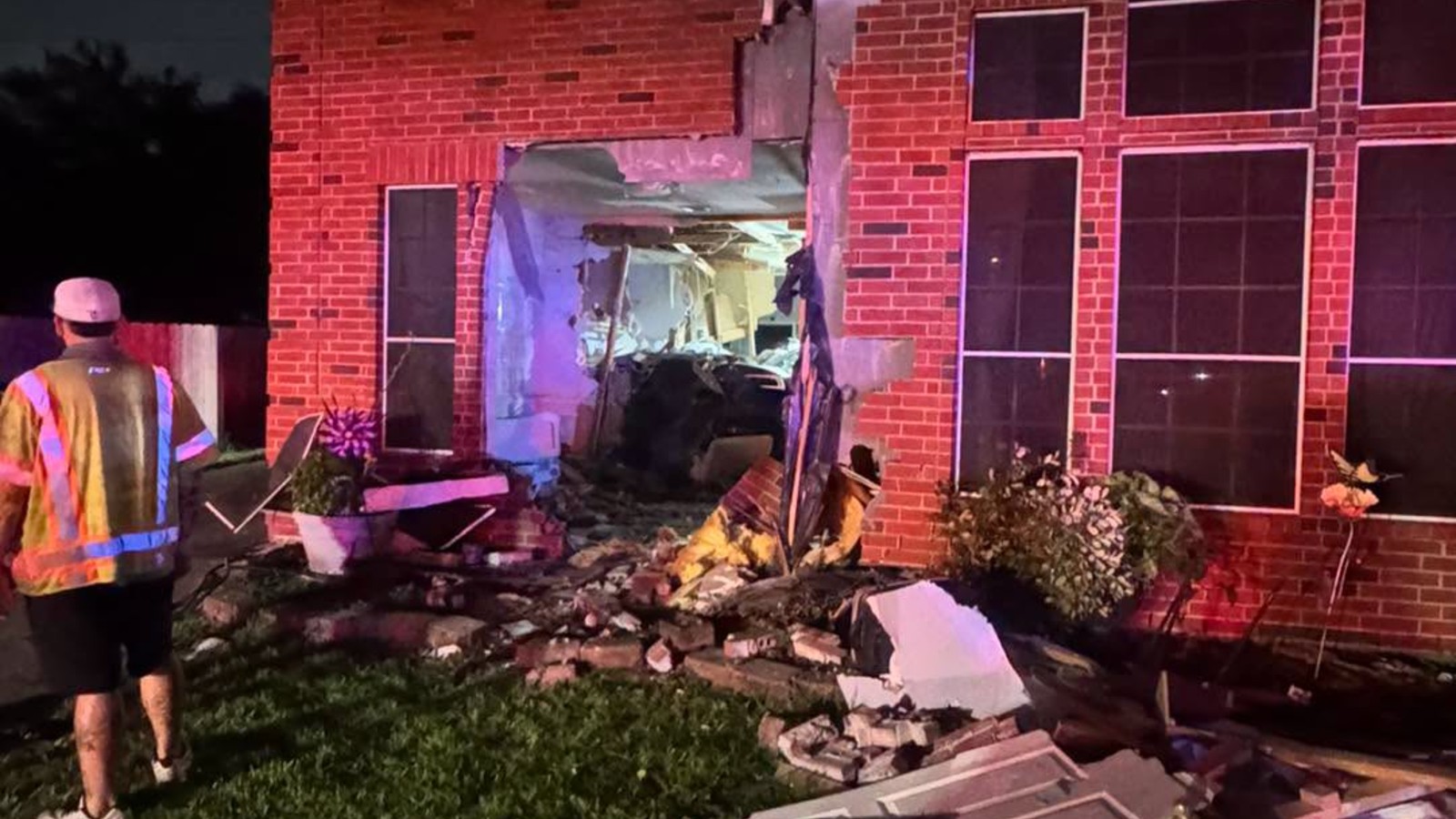 Tesla se estrella contra una casa y mata a una mujer