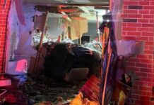 Un Tesla Model 3 que, supuestamente, circulaba con el sistema de asistencia a la conducción se estrella contra una casa y mata a una mujer Tesla se estrella contra una casa y mata a una mujer