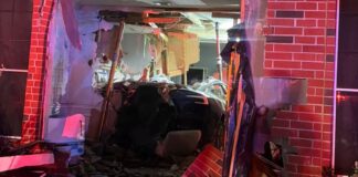 Un Tesla Model 3 que, supuestamente, circulaba con el sistema de asistencia a la conducción se estrella contra una casa y mata a una mujer Tesla se estrella contra una casa y mata a una mujer