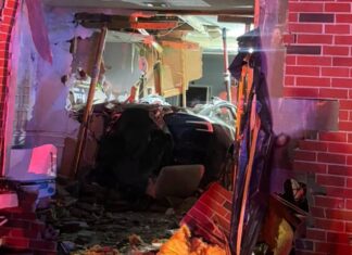 Un Tesla Model 3 que, supuestamente, circulaba con el sistema de asistencia a la conducción se estrella contra una casa y mata a una mujer Tesla se estrella contra una casa y mata a una mujer