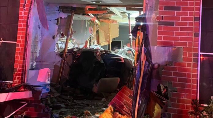 Un Tesla Model 3 que, supuestamente, circulaba con el sistema de asistencia a la conducción se estrella contra una casa y mata a una mujer Tesla se estrella contra una casa y mata a una mujer
