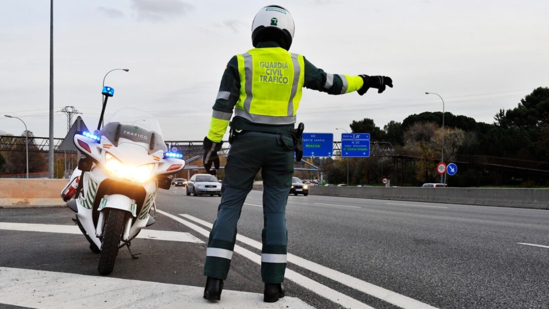 La_DGT_revisa_el_estado_del_parabrisas_en_su_campaña_de_vigilancia_intensiva Conductor a 218 km/h en Huelva