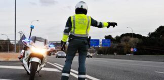 La Guardia Civil investiga a un conductor por circular a 218 km/h en un tramo limitado a 100 km/h. Se enfrenta a un delito contra la seguridad vial Conductor a 218 km/h en Huelva