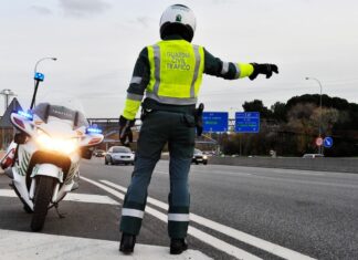 La Guardia Civil investiga a un conductor por circular a 218 km/h en un tramo limitado a 100 km/h. Se enfrenta a un delito contra la seguridad vial Conductor a 218 km/h en Huelva