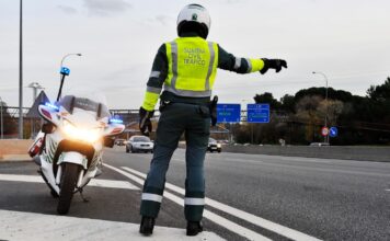 La Guardia Civil investiga a un conductor por circular a 218 km/h en un tramo limitado a 100 km/h. Se enfrenta a un delito contra la seguridad vial Conductor a 218 km/h en Huelva