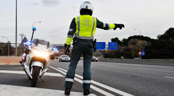 La Guardia Civil investiga a un conductor por circular a 218 km/h en un tramo limitado a 100 km/h. Se enfrenta a un delito contra la seguridad vial Conductor a 218 km/h en Huelva