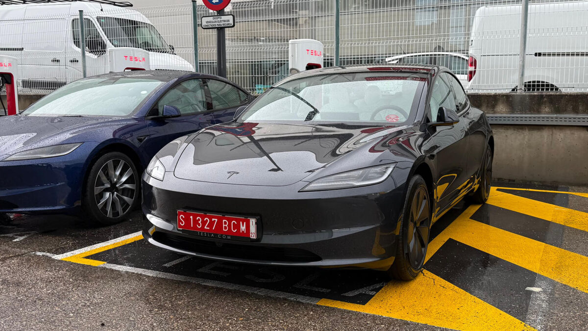 Tesla Model 3 Etiqueta Roja 