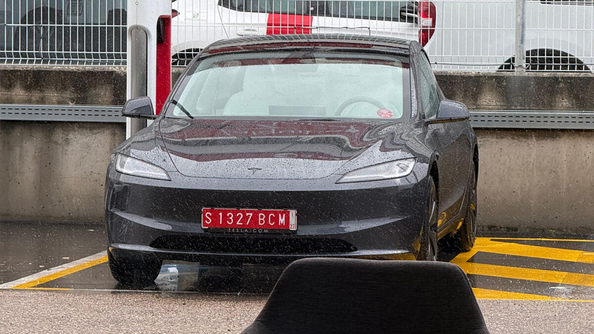 Tesla Model 3 etiqueta roja DGT