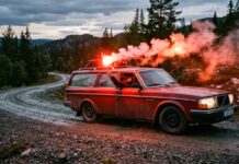 Hace más de 40 años Volvo ya utilizaba un sistema de preseñalización de peligro mucho más efectivo que la baliza V16: ¡bengalas de carretera! Bengalas de carretera Volvo