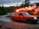 Hace más de 40 años Volvo ya utilizaba un sistema de preseñalización de peligro mucho más efectivo que la baliza V16: ¡bengalas de carretera! Bengalas de carretera Volvo