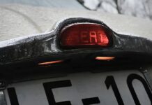 Hoy están de moda los logos iluminados en los coches, pero SEAT ya lo hacía hace casi 70 años en el 1400 B Especial