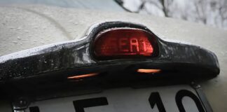 Hoy están de moda los logos iluminados en los coches, pero SEAT ya lo hacía hace casi 70 años en el 1400 B Especial