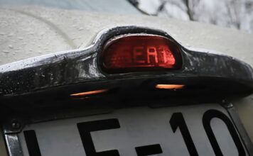 Hoy están de moda los logos iluminados en los coches, pero SEAT ya lo hacía hace casi 70 años en el 1400 B Especial