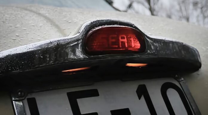 Hoy están de moda los logos iluminados en los coches, pero SEAT ya lo hacía hace casi 70 años en el 1400 B Especial