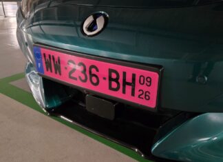 Llegan las matrículas rosas: ¿qué significa esta nueva placa en un coche? Matrículas rosas