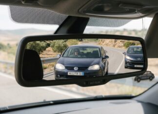 Conducir demasiado cerca del vehículo que circula delante supone una infracción muy grave y la retirada del carné en este país europeo Retirada del carné por conducir demasiado cerca del vehículo que circula delante