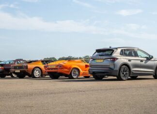 El Skoda Elroq RS se enfrenta al Ferrari Testarossa, Lamborghini Countach y Porsche 944 Turbo en una prueba de aceleración en un aeródromo Skoda Elroq vRS