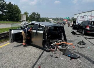 Un Tesla Cybertruck se parte en dos en un accidente múltiple Tesla Cybertruck se parte en dos