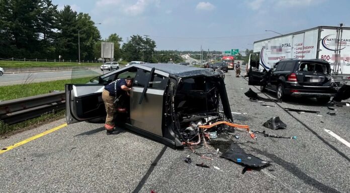 Un Tesla Cybertruck se parte en dos en un accidente múltiple Tesla Cybertruck se parte en dos