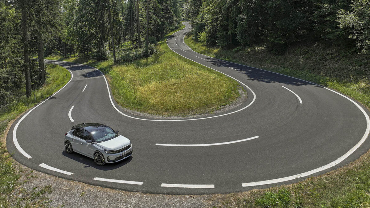 prueba Opel Corsa GSE 2026 carretera curva