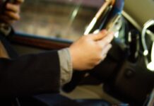 Un conductor recibe dos multas en 40 minutos, la primera por superar el límite de velocidad en 1 km/h y la segundo en 2 km/h Dos multas en 40 minutos