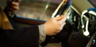Un conductor recibe dos multas en 40 minutos, la primera por superar el límite de velocidad en 1 km/h y la segundo en 2 km/h Dos multas en 40 minutos