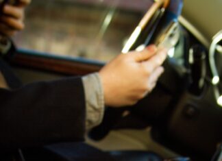Un conductor recibe dos multas en 40 minutos, la primera por superar el límite de velocidad en 1 km/h y la segundo en 2 km/h Dos multas en 40 minutos