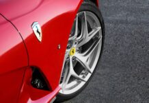Un Ferrari se sale de la autopista y el conductor huye, dejándolo destrozado Ferrari accidente condcutor huye