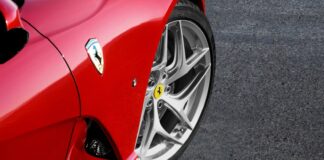 Un Ferrari se sale de la autopista y el conductor huye, dejándolo destrozado Ferrari accidente condcutor huye