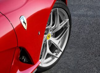 Un Ferrari se sale de la autopista y el conductor huye, dejándolo destrozado Ferrari accidente condcutor huye