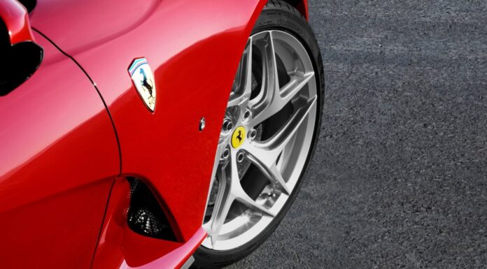 Un Ferrari se sale de la autopista y el conductor huye, dejándolo destrozado Ferrari accidente condcutor huye
