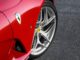 Un Ferrari se sale de la autopista y el conductor huye, dejándolo destrozado Ferrari accidente condcutor huye