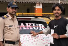 Un creador de contenido tarda tres horas y media en cubrir su coche con 3.400 besos de su pareja: la Policía le multa y le obliga a quitarlos