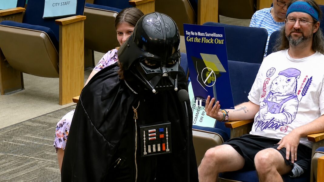irrumpe-vestido-de-darth-vader-en-una-reunion-del-consejo-de-san-diego-para-criticar-el-uso-de-los-lectores-automatizados-de-matriculas