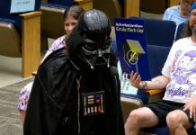 Irrumpe vestido de Darth Vader en una reunión del consejo de San Diego para criticar el uso de los lectores automatizados de matrículas