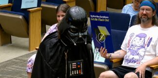 Irrumpe vestido de Darth Vader en una reunión del consejo de San Diego para criticar el uso de los lectores automatizados de matrículas