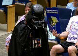 Irrumpe vestido de Darth Vader en una reunión del consejo de San Diego para criticar el uso de los lectores automatizados de matrículas