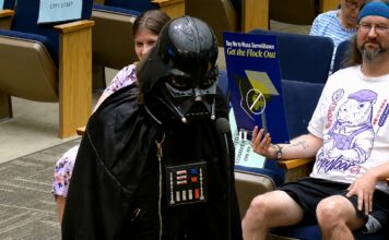 Irrumpe vestido de Darth Vader en una reunión del consejo de San Diego para criticar el uso de los lectores automatizados de matrículas
