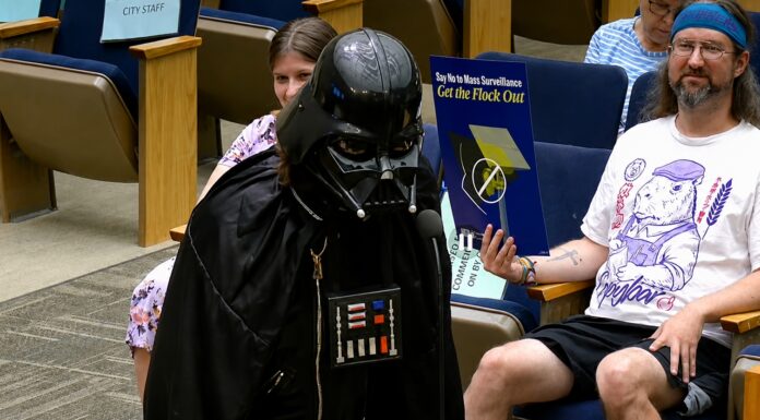 Irrumpe vestido de Darth Vader en una reunión del consejo de San Diego para criticar el uso de los lectores automatizados de matrículas