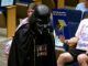 Irrumpe vestido de Darth Vader en una reunión del consejo de San Diego para criticar el uso de los lectores automatizados de matrículas