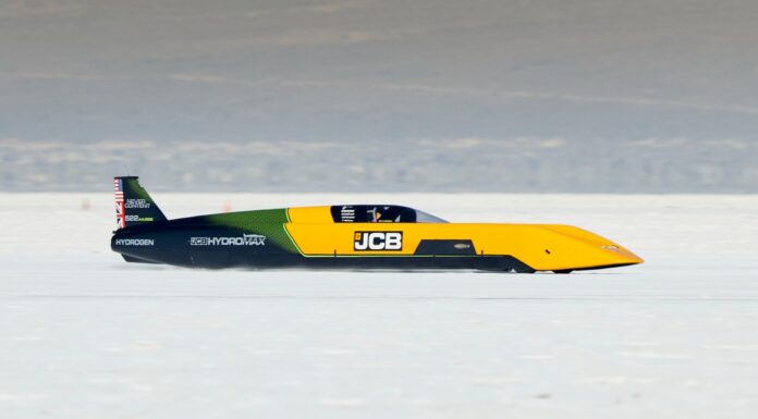El JCB Hydromax alcanza los 592,797 km/h y bate un récord de velocidad en las salinas de Bonneville JCB Hydromax alcanza los 592,797 km/h