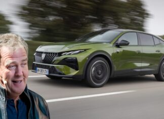 Jeremy Clarkson, periodista y presentador, tras probar el Peugeot 408 GT: "Diversos gobiernos mundiales han dictado cómo debe ser y funcionar un coche, y todos los fabricantes se han visto obligados a acatar las normas. No culpo a Peugeot" Jeremy Clarkson Peugeot 408