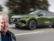 Jeremy Clarkson, periodista y presentador, tras probar el Peugeot 408 GT: "Diversos gobiernos mundiales han dictado cómo debe ser y funcionar un coche, y todos los fabricantes se han visto obligados a acatar las normas. No culpo a Peugeot" Jeremy Clarkson Peugeot 408