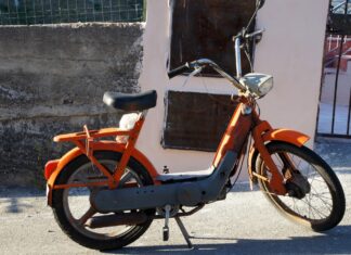Un hombre de 68 años conducía sin casco una Piaggio Ciao que llevaba robada 45 años. El propietario la reconoció gracias a un detalle oculto Piaggio Ciao robada 45 años