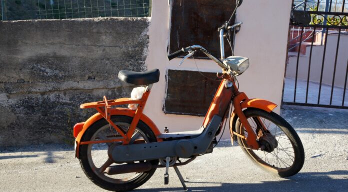 Un hombre de 68 años conducía sin casco una Piaggio Ciao que llevaba robada 45 años. El propietario la reconoció gracias a un detalle oculto Piaggio Ciao robada 45 años