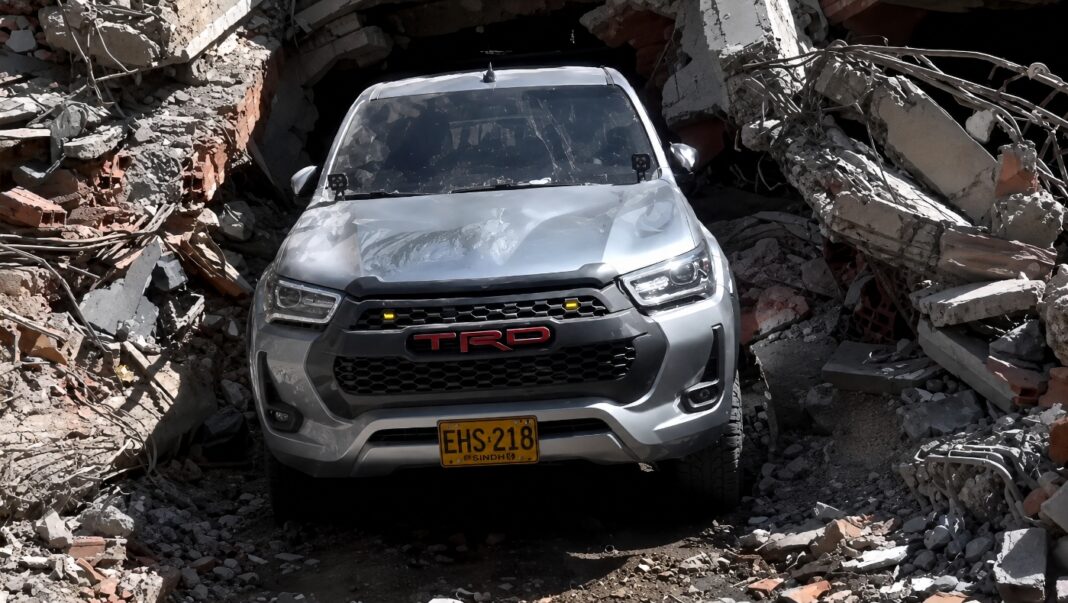 Toyota Hilux sepultado entre los escombros del terremoto en Colombia Toyota Hilux sepultado entre los escombros del terremoto en Colombia