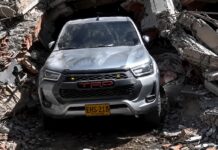 Recuperan un Toyota Hilux intacto sepultado entre los escombros del terremoto en Colombia Toyota Hilux sepultado entre los escombros del terremoto en Colombia
