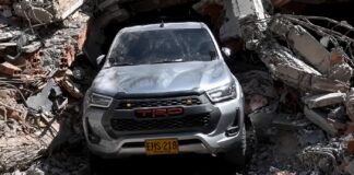 Recuperan un Toyota Hilux intacto sepultado entre los escombros del terremoto en Colombia Toyota Hilux sepultado entre los escombros del terremoto en Colombia