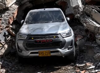 Recuperan un Toyota Hilux intacto sepultado entre los escombros del terremoto en Colombia Toyota Hilux sepultado entre los escombros del terremoto en Colombia